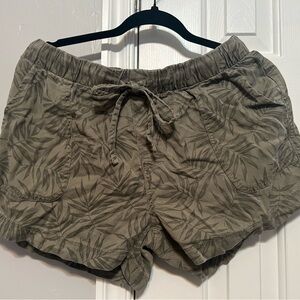 GAP Olive Leaf Print Women's Cargo Shorts